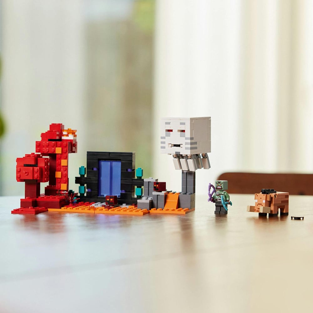 LEGO Minecraft: Ambuscada in portalul Nether 21255, 8 ani+, 352 piese