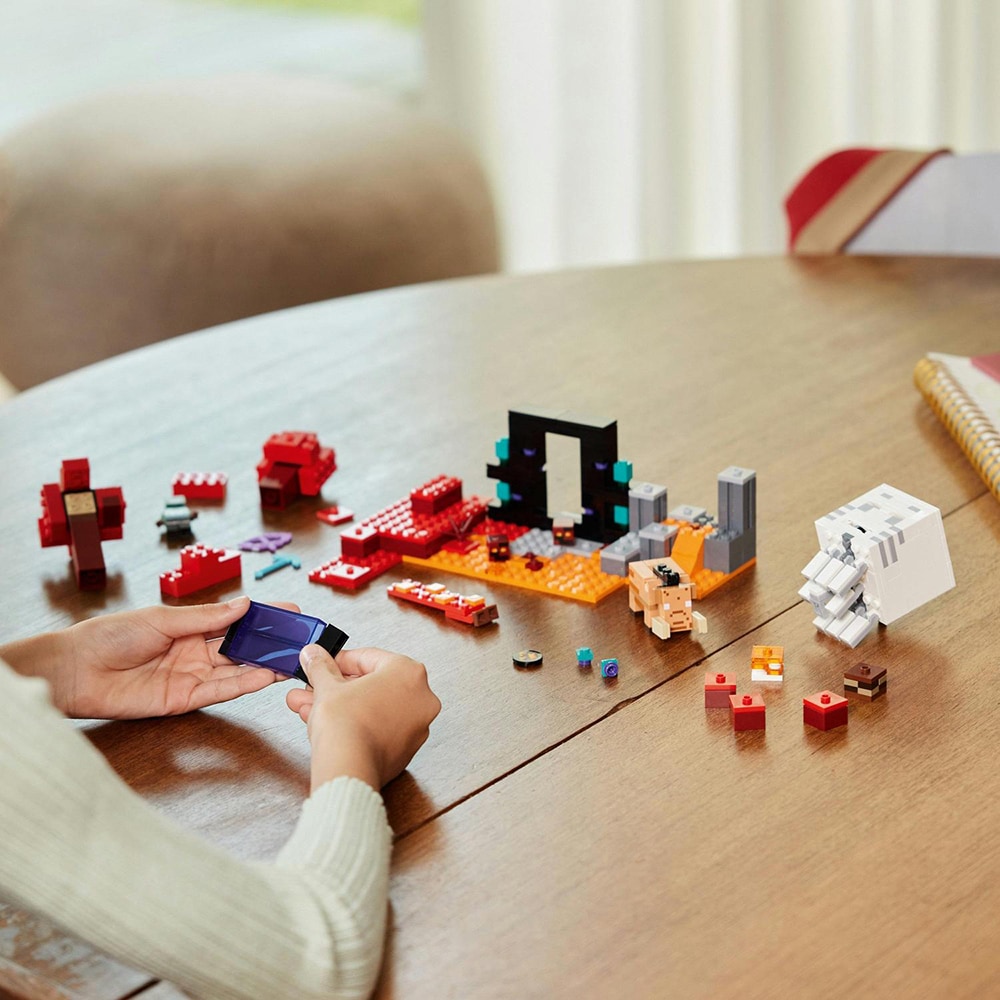 LEGO Minecraft: Ambuscada in portalul Nether 21255, 8 ani+, 352 piese