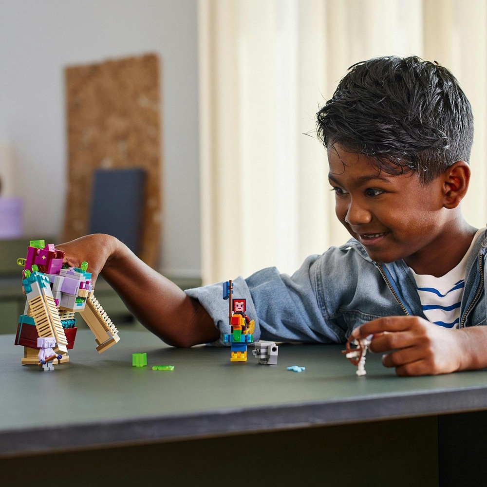 LEGO Minecraft: Confruntarea Devoratorului 21257, 8 ani+, 420 piese