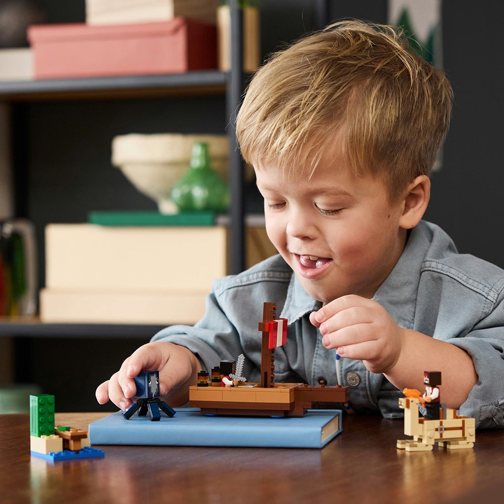 LEGO Minecraft: Calatorie pe corabia de pirati 21259, 8 ani+, 166 piese