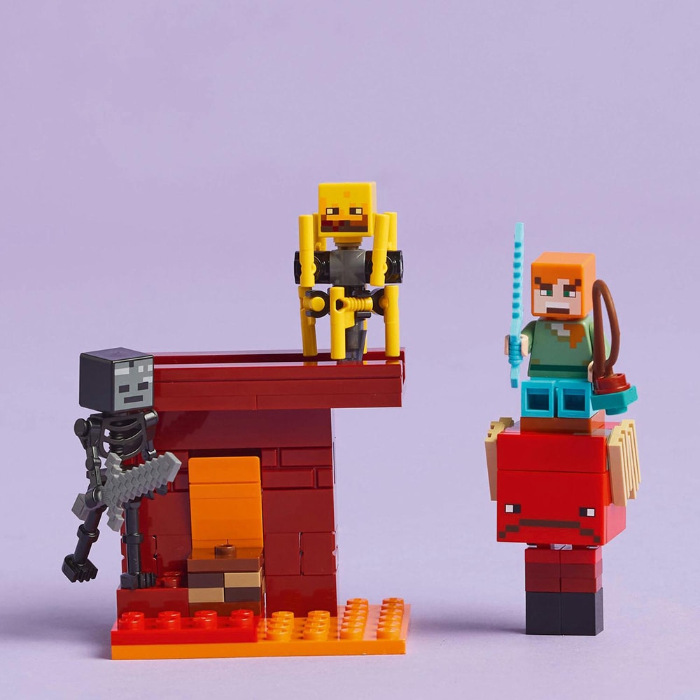 LEGO Minecraft: Batalie deasupra lavei in Nether 21266, 6 ani+, 99 piese
