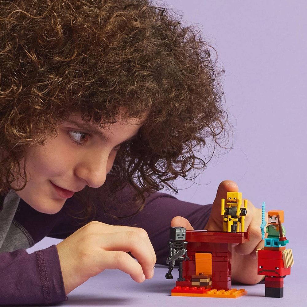 LEGO Minecraft: Batalie deasupra lavei in Nether 21266, 6 ani+, 99 piese