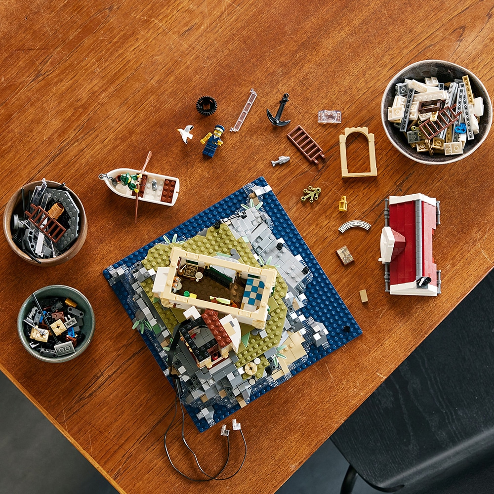 LEGO Ideas: Far motorizat 21335, 18 ani+, 2065 piese