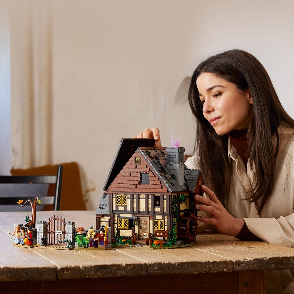LEGO Ideas: Disney Hocus Pocus - Cabana surorilor Sanderson 21341, 18 ani+, 2316 piese