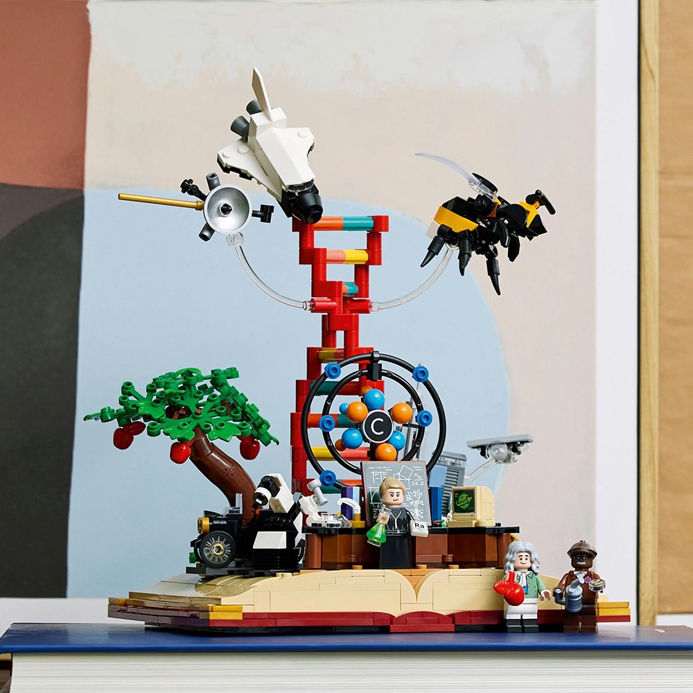 LEGO Ideas: Evolutia STEM 21355, 18 ani+, 879 piese