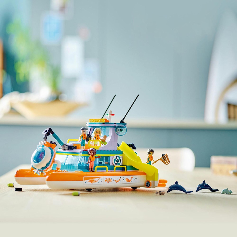 LEGO Friends: Barca de salvare pe mare 41734, 7 ani+, 717 piese