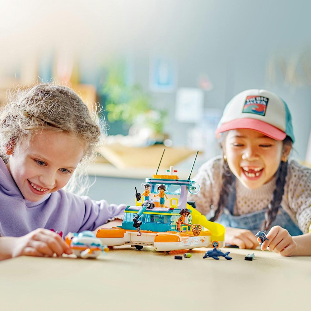 LEGO Friends: Barca de salvare pe mare 41734, 7 ani+, 717 piese