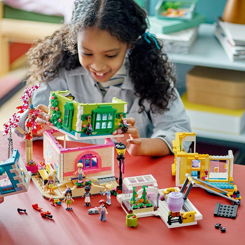 LEGO Friends: Centrul comunitar din orasul Heartlake 41748, 9 ani+, 1513 piese