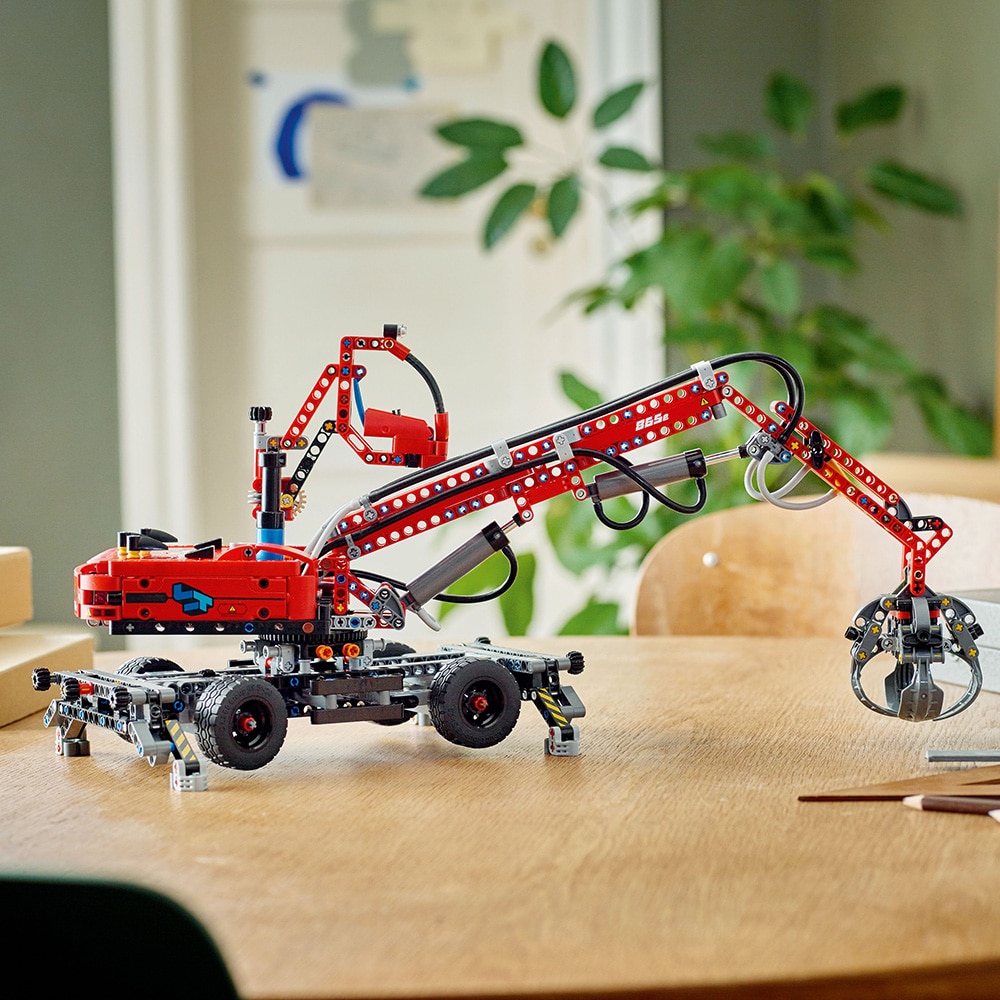 LEGO Technic: Manipulator de materiale 42144, 10 ani+, 835 piese