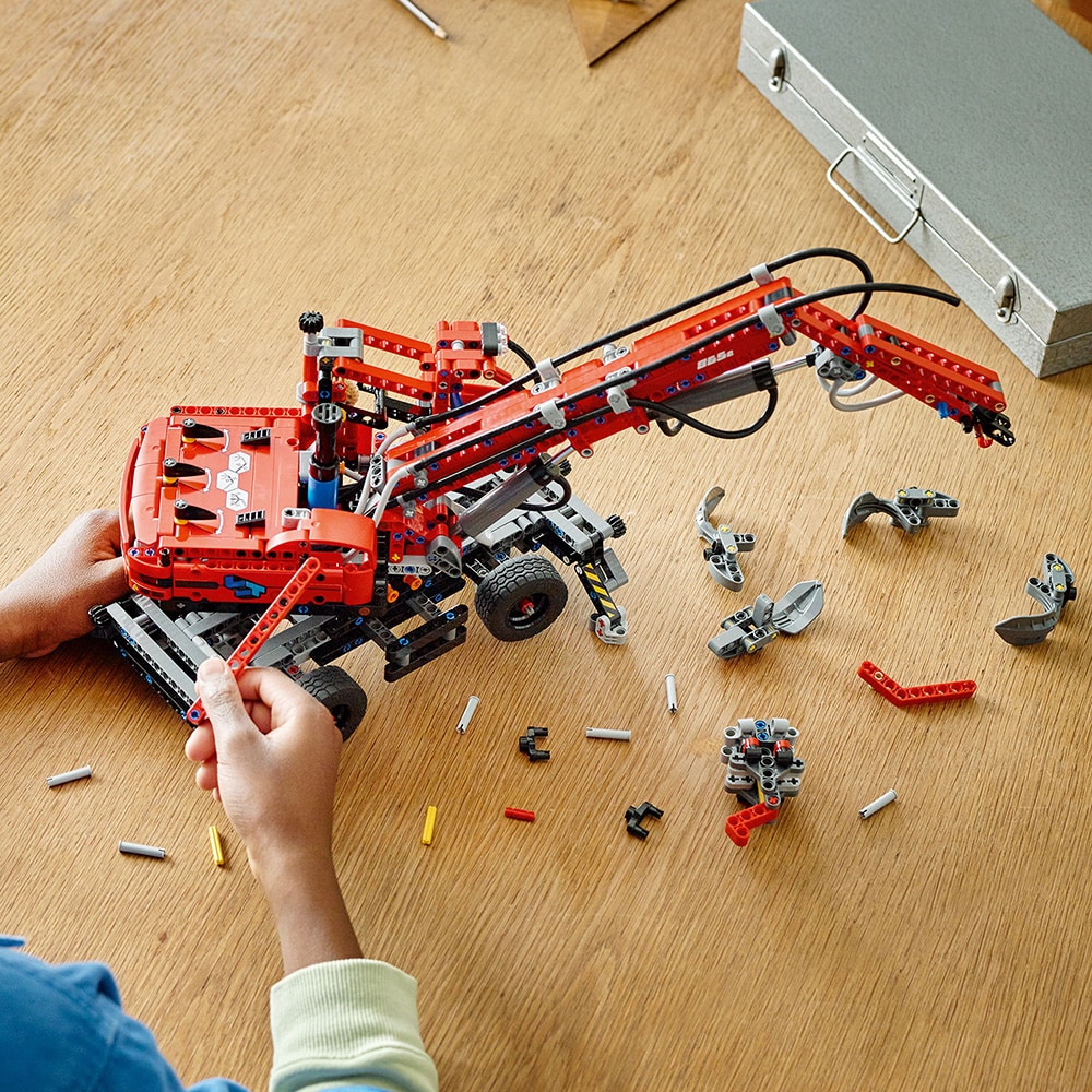 LEGO Technic: Manipulator de materiale 42144, 10 ani+, 835 piese