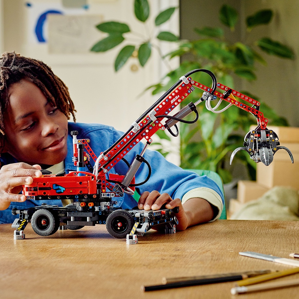 LEGO Technic: Manipulator de materiale 42144, 10 ani+, 835 piese