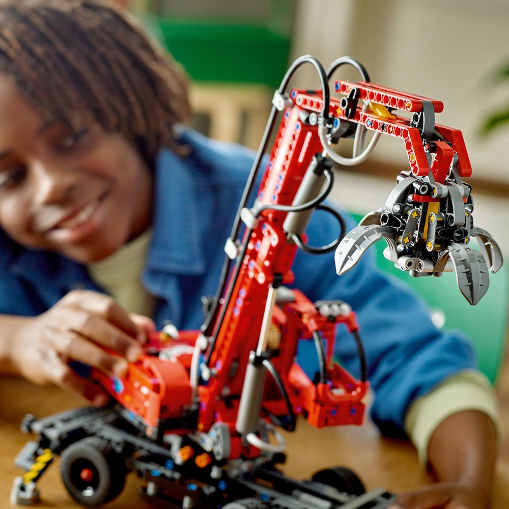 LEGO Technic: Manipulator de materiale 42144, 10 ani+, 835 piese
