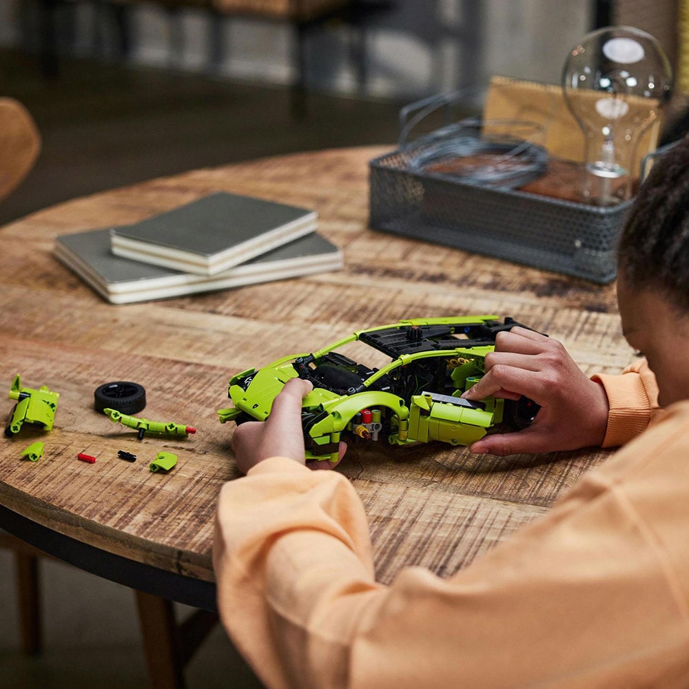LEGO Technic: Lamborghini Huracan Tecnica 42161, 9 ani+, 806 piese
