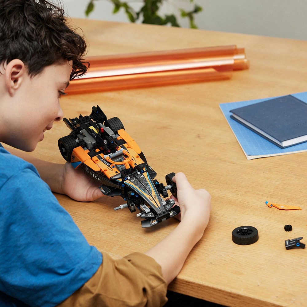 LEGO Technic: NEOM McLaren Formula E Race Car 42169, 9 ani+, 452 piese