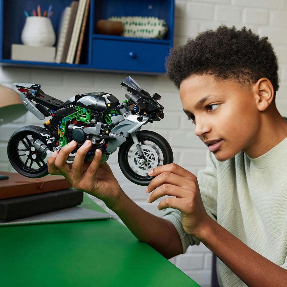 LEGO Technic: Motocicleta Kawasaki Ninja H2R 42170, 10 ani+, 643 piese