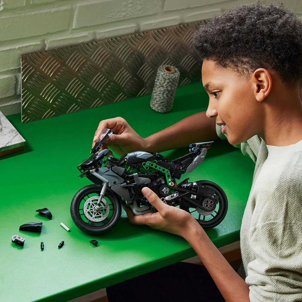 LEGO Technic: Motocicleta Kawasaki Ninja H2R 42170, 10 ani+, 643 piese