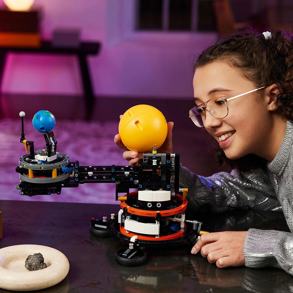 LEGO Technic: Planeta Pamant si Luna pe orbita 42179, 10 ani+, 526 piese