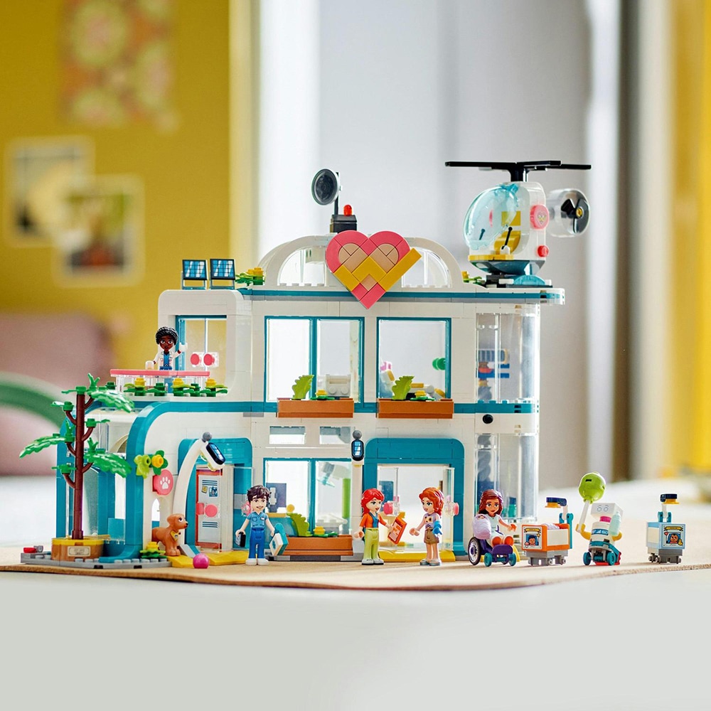 LEGO Friends: Spitalul orasului Heartlake 42621, 7 ani+, 1045 piese