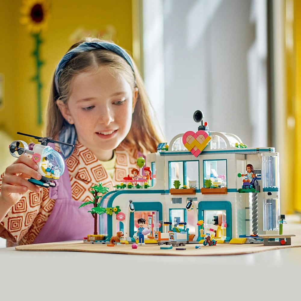 LEGO Friends: Spitalul orasului Heartlake 42621, 7 ani+, 1045 piese