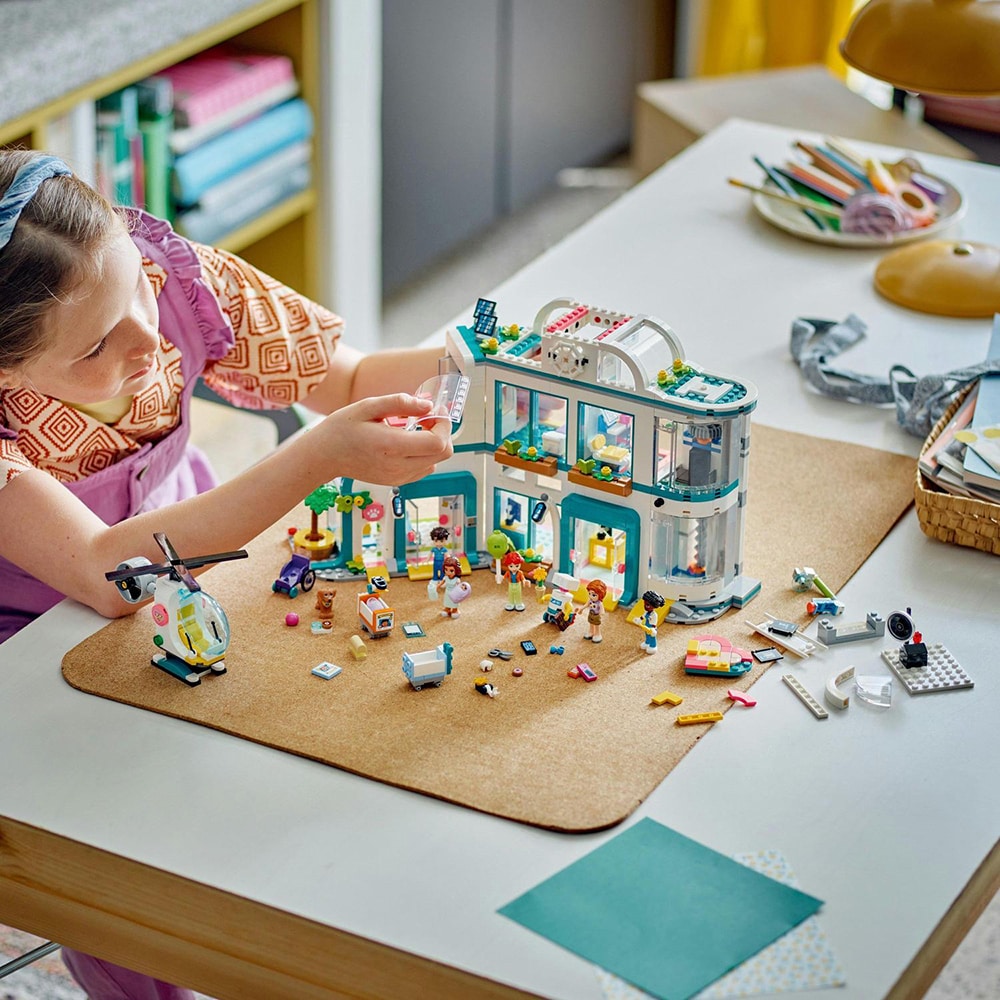 LEGO Friends: Spitalul orasului Heartlake 42621, 7 ani+, 1045 piese