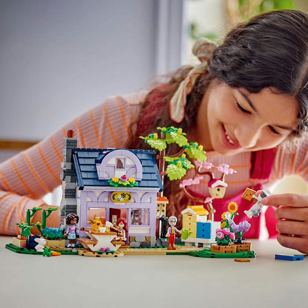 LEGO Friends: Casa apicultorilor si gradina cu flori 42669, 12 ani+, 1161 piese