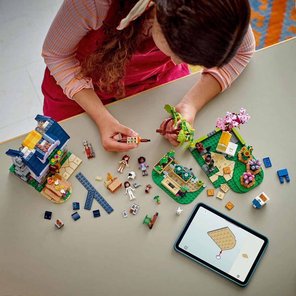 LEGO Friends: Casa apicultorilor si gradina cu flori 42669, 12 ani+, 1161 piese