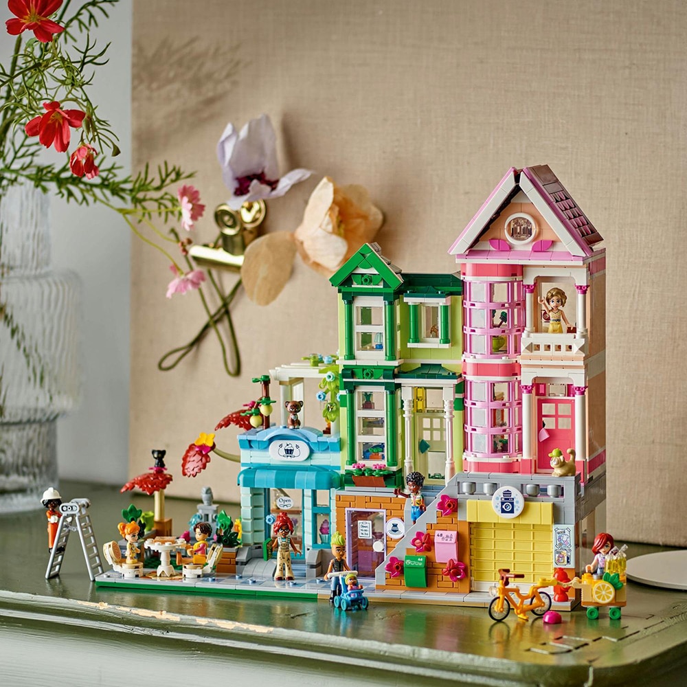 LEGO Friends: Apartamente si magazine in orasul Heartlake 42670, 12 ani+, 2040 piese
