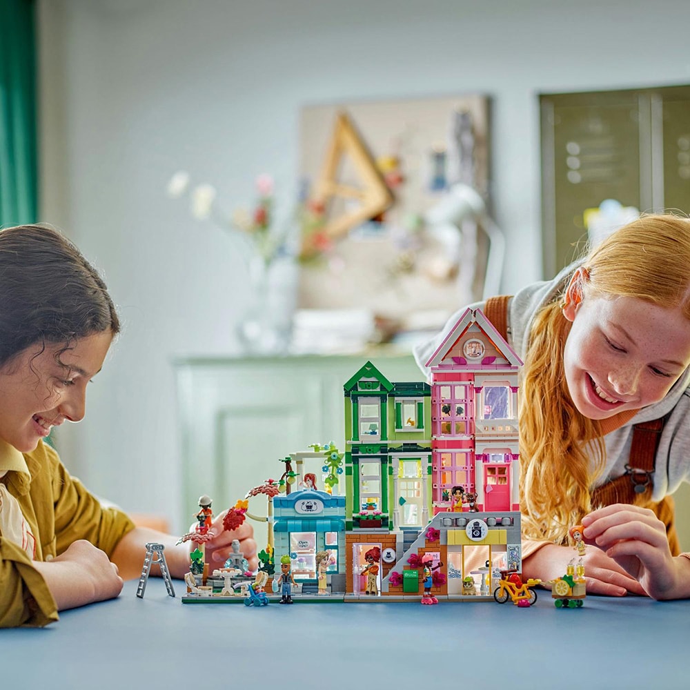 LEGO Friends: Apartamente si magazine in orasul Heartlake 42670, 12 ani+, 2040 piese