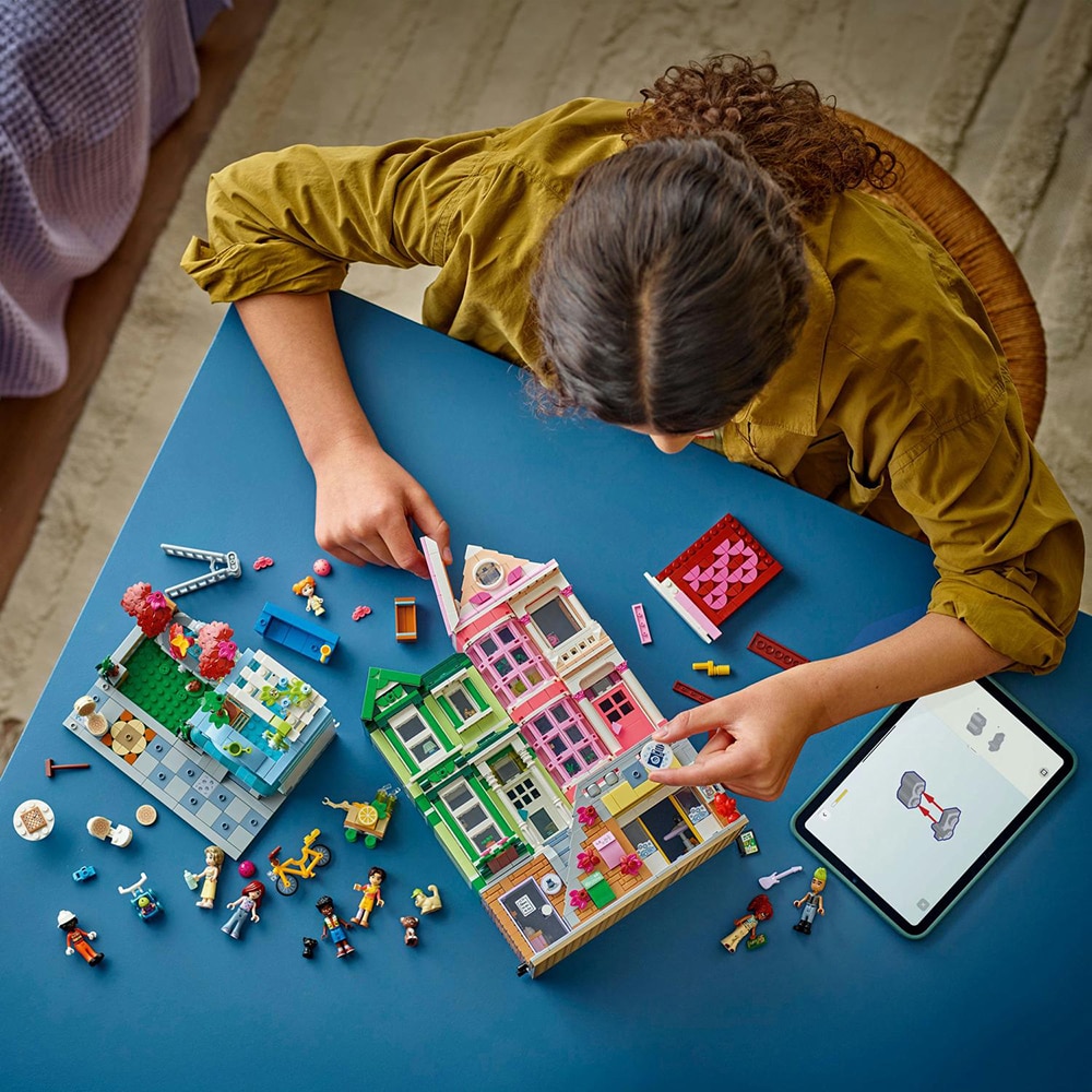 LEGO Friends: Apartamente si magazine in orasul Heartlake 42670, 12 ani+, 2040 piese
