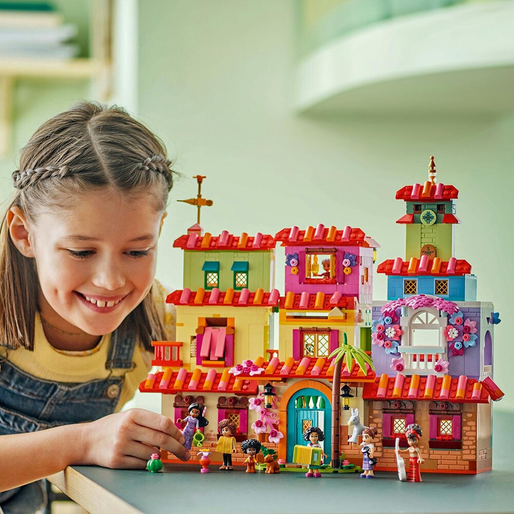 LEGO Disney: Casa magica a familiei Madrigal 43245, 7 ani+, 1560 piese