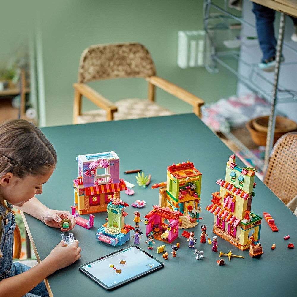 LEGO Disney: Casa magica a familiei Madrigal 43245, 7 ani+, 1560 piese