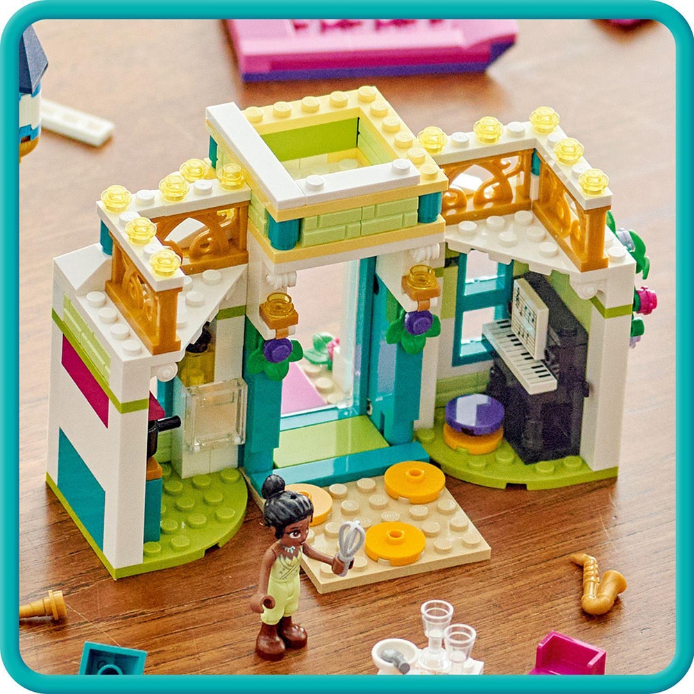 LEGO Disney Princess: Aventura la piata a printesei Disney 43246, 6 ani+, 817 piese