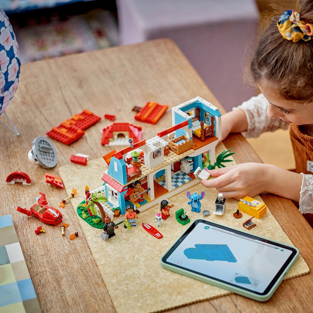 LEGO Disney: Casa de pe plaja a lui Lilo si Stitch 43268, 9 ani+, 834 piese
