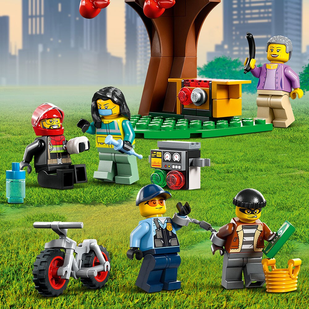 LEGO City: Centru pentru vehicule de urgenta 60371, 6 ani+, 706 piese