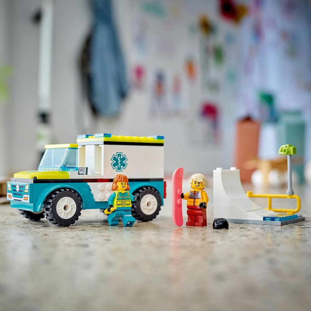 LEGO City: Ambulanta de urgenta si practicant de snow-boarding 60403, 4 ani+, 79 piese
