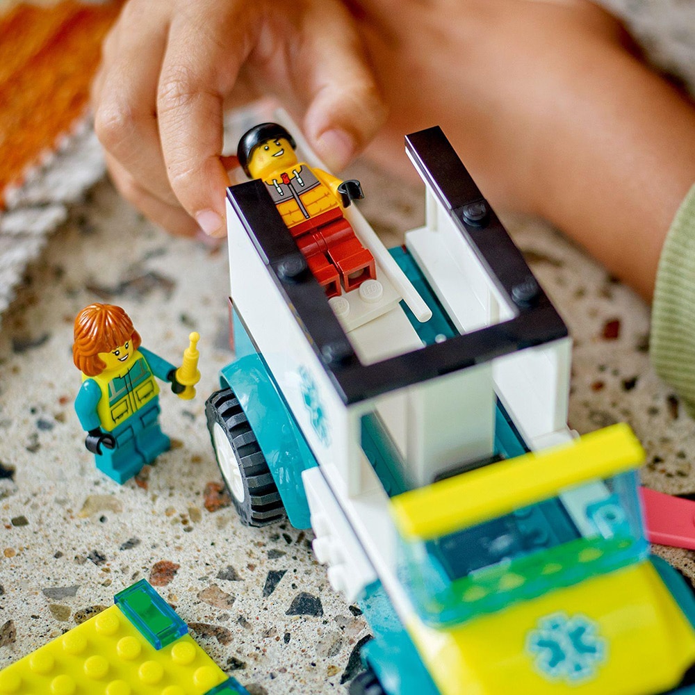 LEGO City: Ambulanta de urgenta si practicant de snow-boarding 60403, 4 ani+, 79 piese