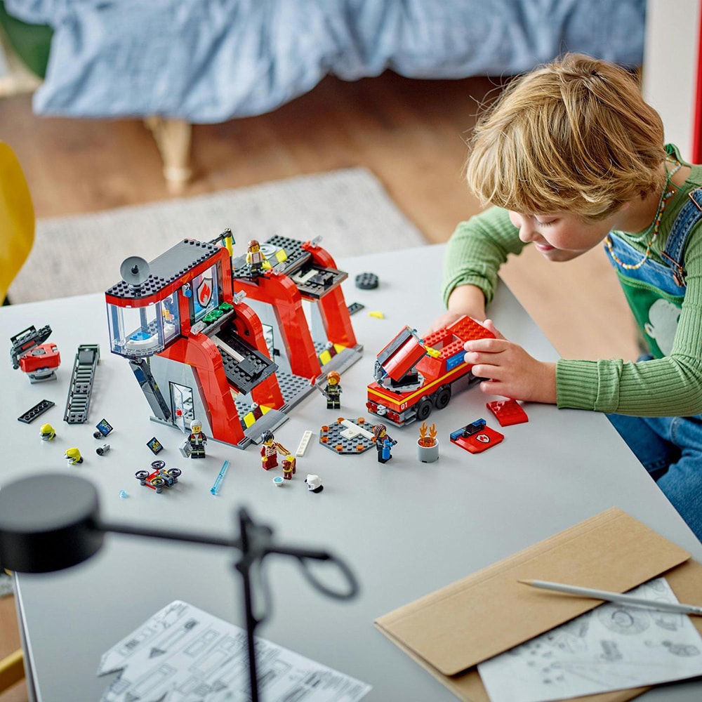 LEGO City: Statie si camion de pompieri 60414, 6 ani+, 843 piese