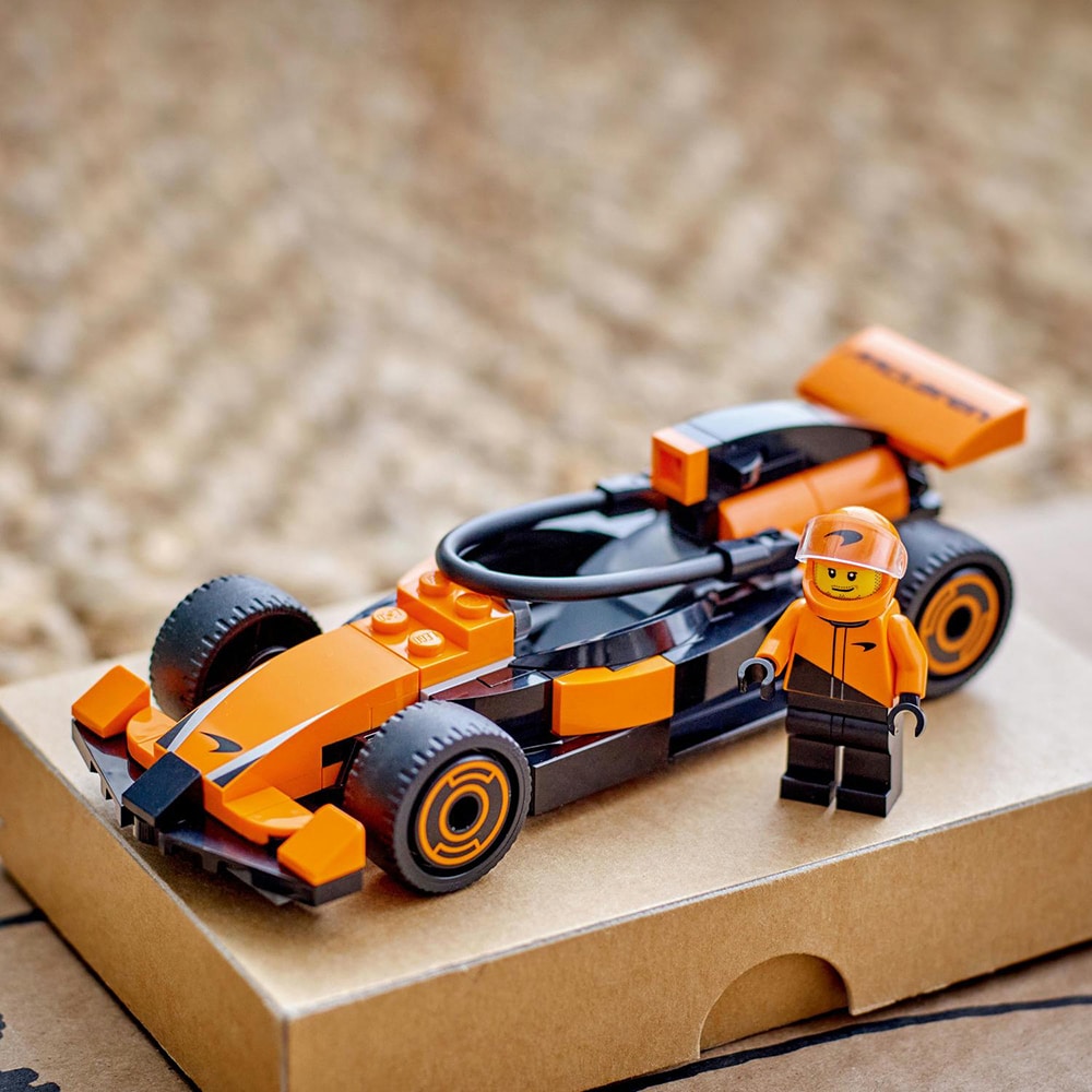 LEGO City: Formula 1 - Pilot F1 cu masina de curse McLaren 60442, 6 ani+, 86 piese