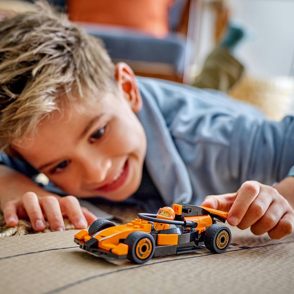 LEGO City: Formula 1 - Pilot F1 cu masina de curse McLaren 60442, 6 ani+, 86 piese