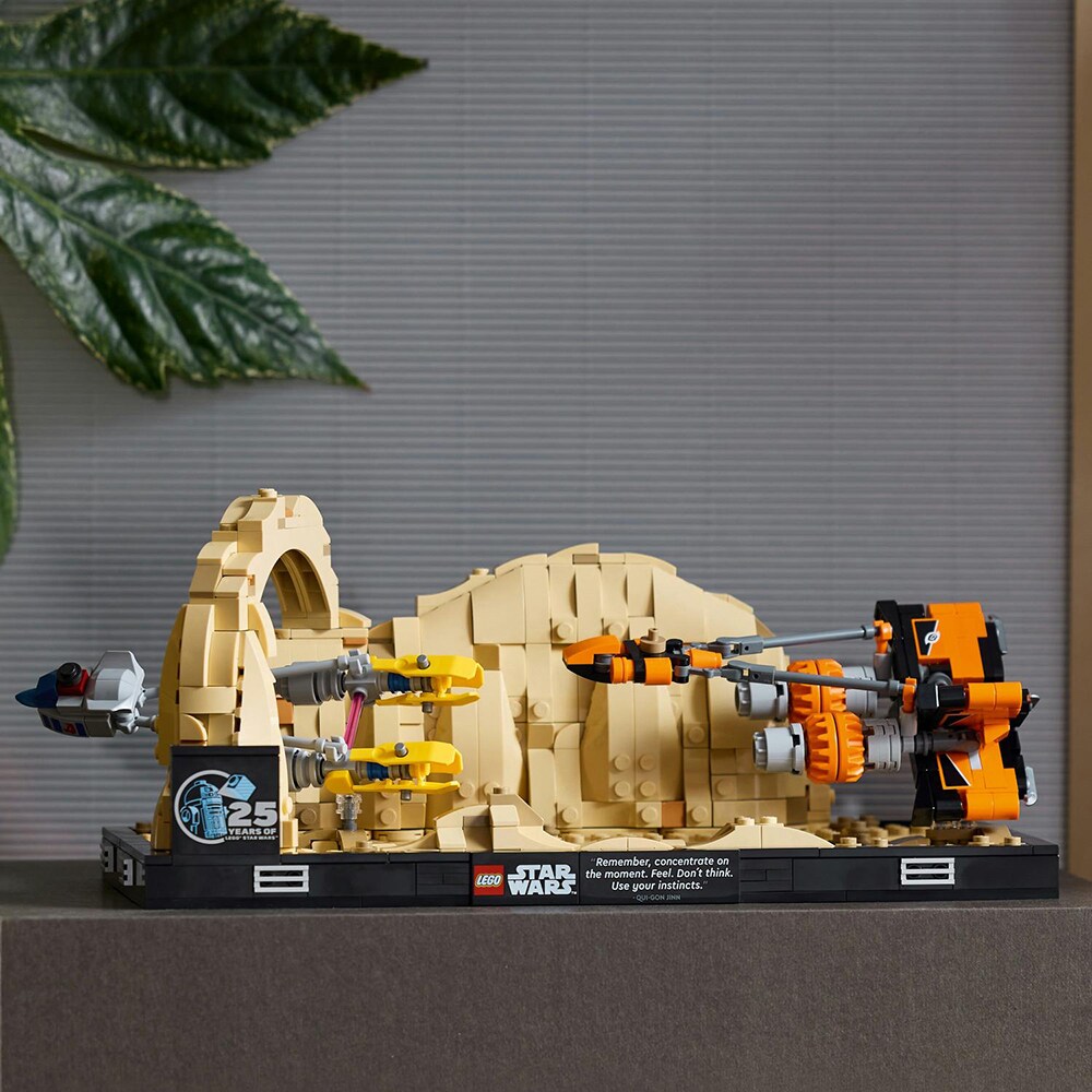 LEGO Star Wars: Diorama Cursa din Mos Espa 75380, 18 ani+, 718 piese
