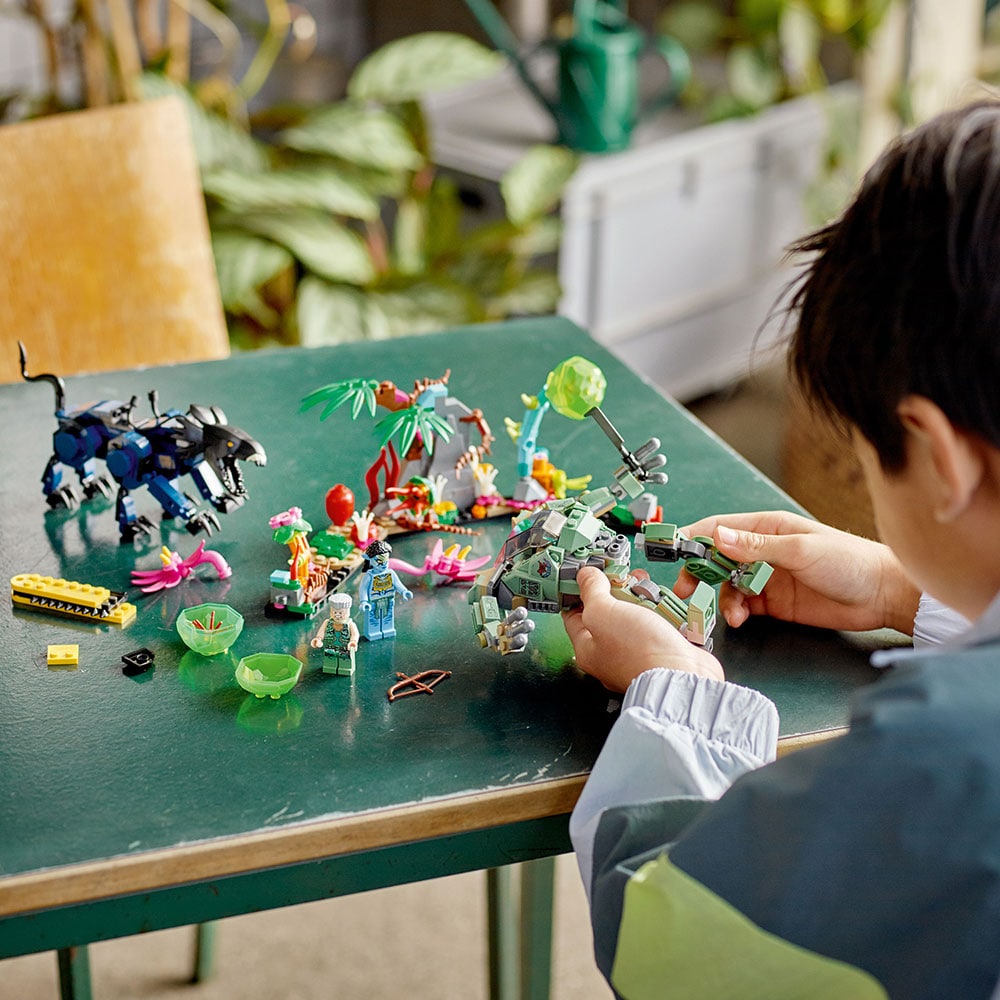 LEGO Avatar: Neytiri si Thanator contra Robotul AMP Quaritch 75571, 9 ani+, 560 piese
