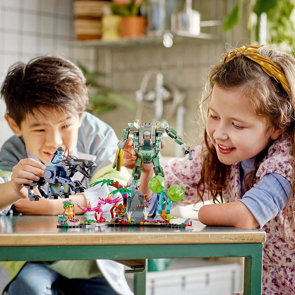 LEGO Avatar: Neytiri si Thanator contra Robotul AMP Quaritch 75571, 9 ani+, 560 piese