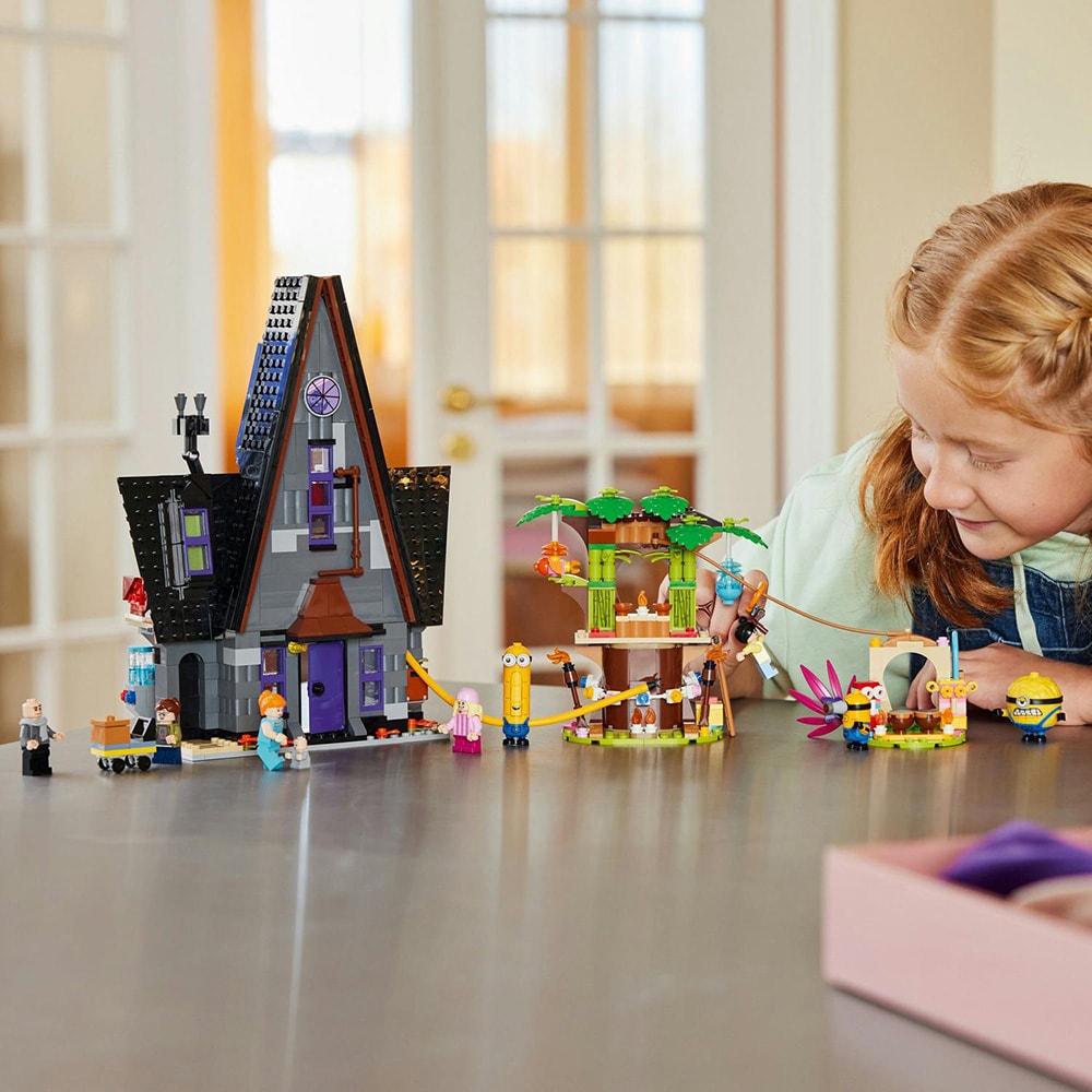 LEGO Despicable Me: Resedinta de familie a lui Gru si a minionilor 75583, 8 ani+, 868 piese