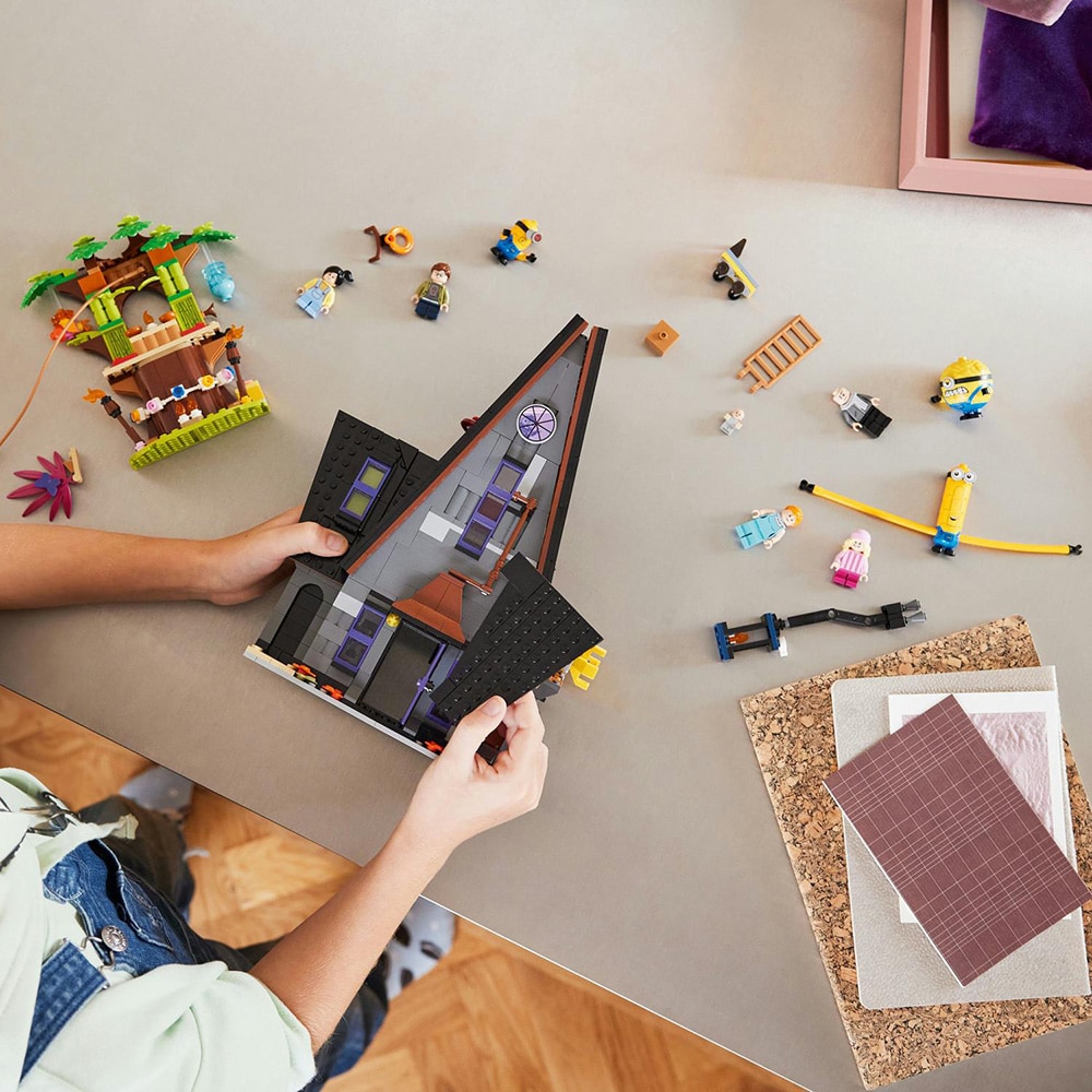 LEGO Despicable Me: Resedinta de familie a lui Gru si a minionilor 75583, 8 ani+, 868 piese