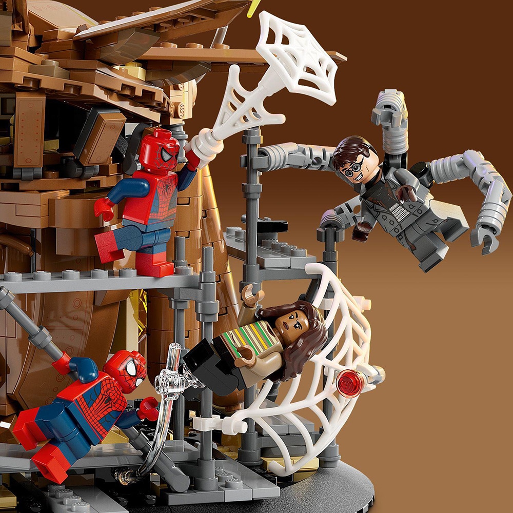 LEGO Super Heroes: Lupta finala a Omului Paianjen 76261, 10 ani+, 900 piese