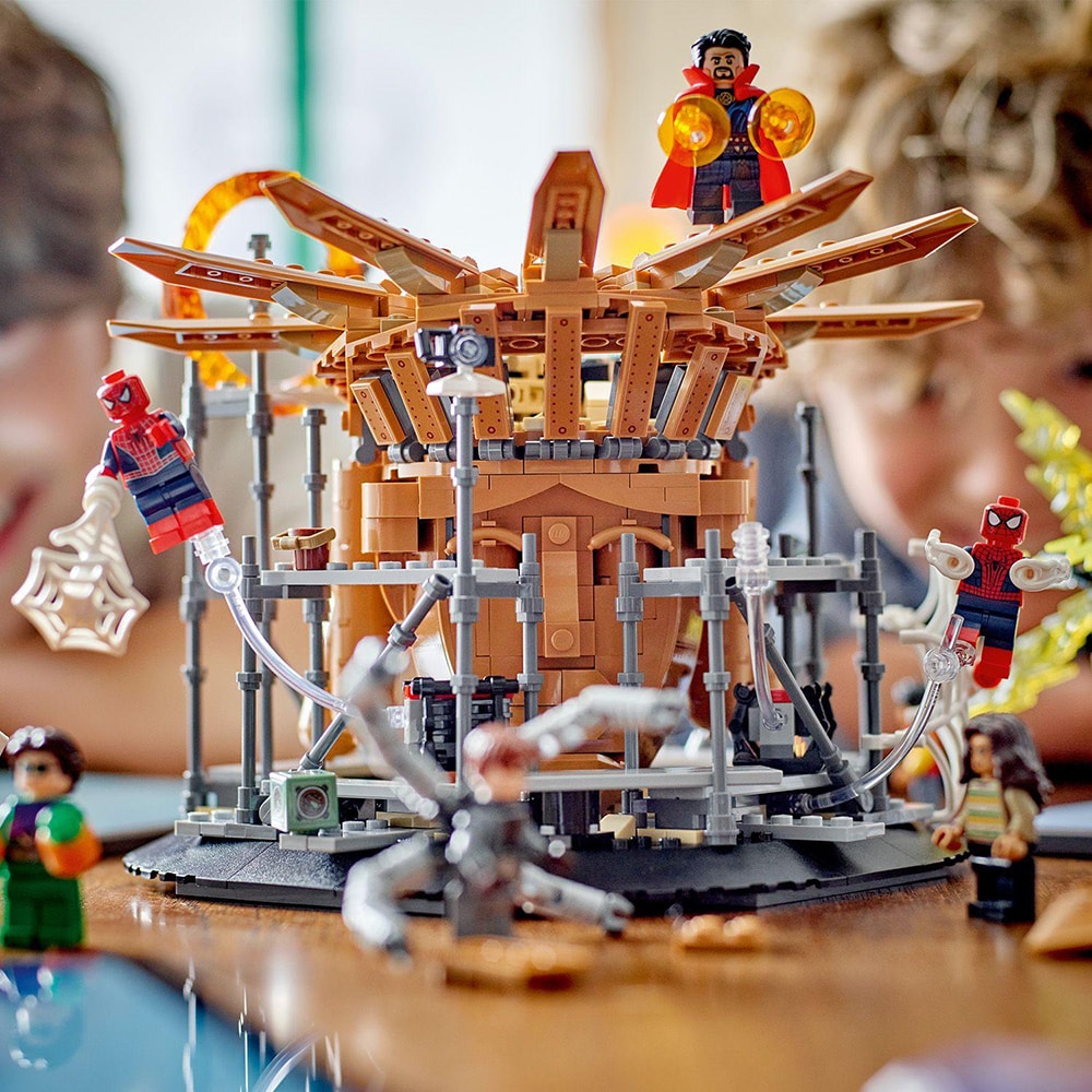 LEGO Super Heroes: Lupta finala a Omului Paianjen 76261, 10 ani+, 900 piese