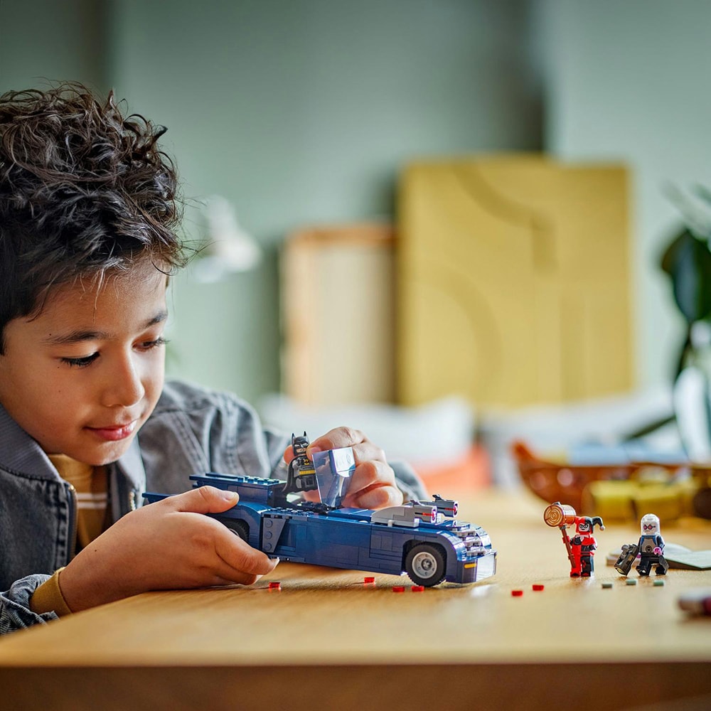 LEGO DC: Batman cu al sau Batmobile vs Harley Quinn si Mr. Freeze 76274, 8 ani+, 435 piese