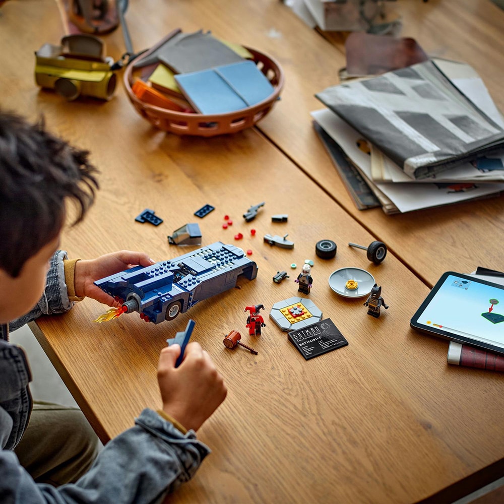 LEGO DC: Batman cu al sau Batmobile vs Harley Quinn si Mr. Freeze 76274, 8 ani+, 435 piese