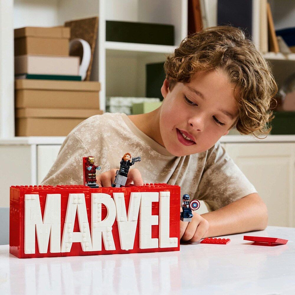LEGO Marvel: Sigla si minifigurine Marvel 76313, 12 ani+, 931 piese