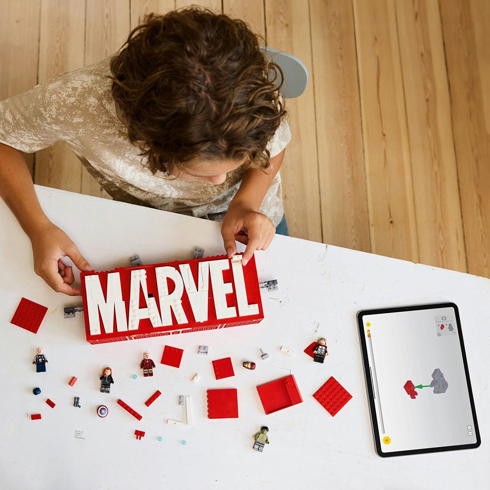LEGO Marvel: Sigla si minifigurine Marvel 76313, 12 ani+, 931 piese